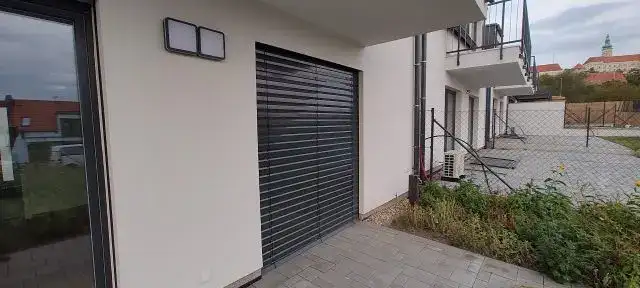 k domu je připojena terasa krytá balkonem